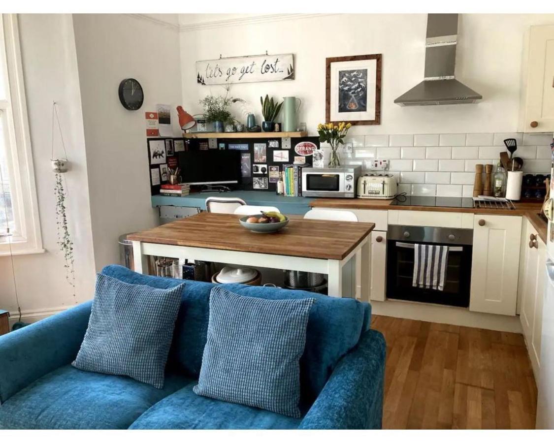 Bright, Book-filled Flat In Artsy Stokes Croft Appartement Bristol